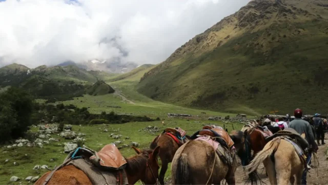The horseback riding trail to Humantay Lagoon