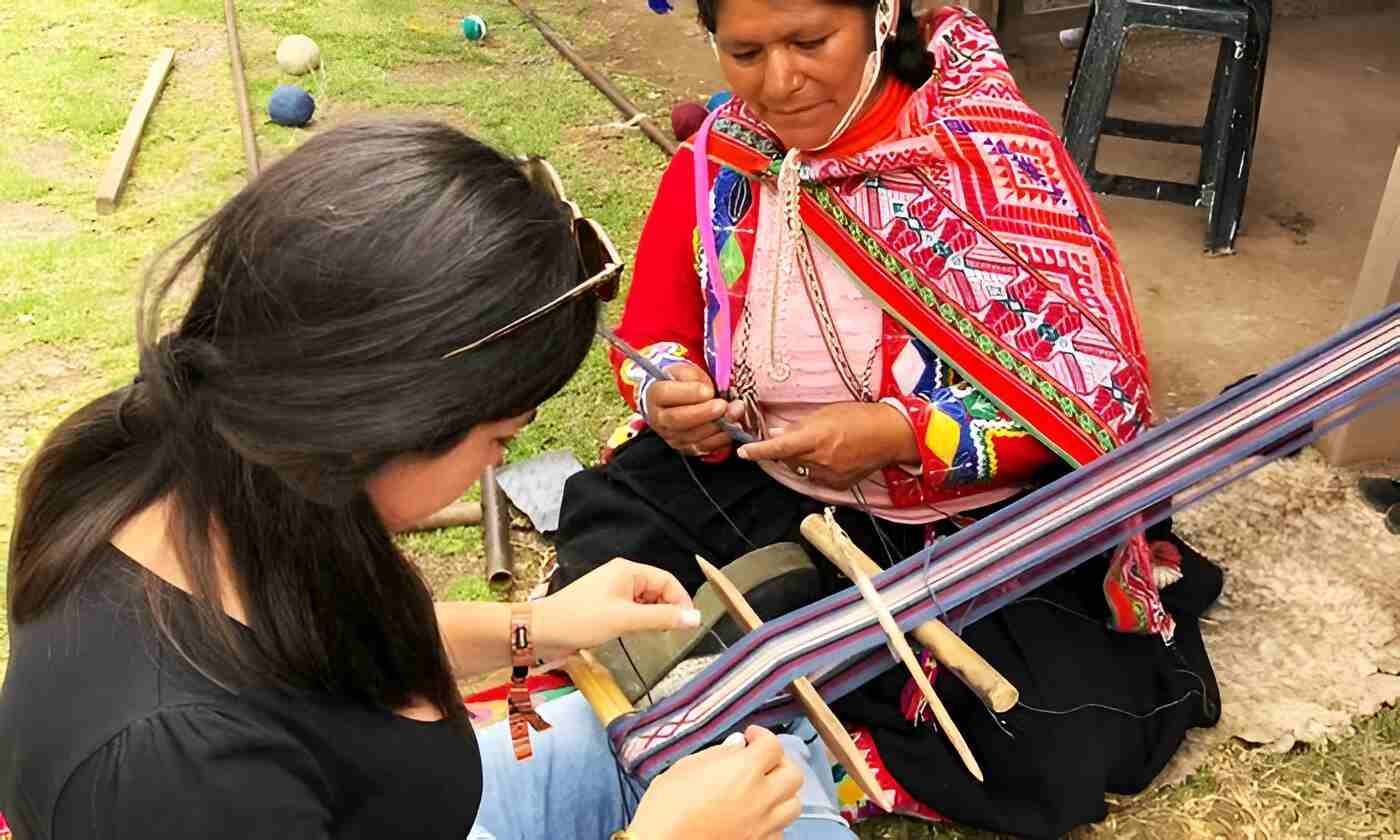 Full day of natural textile dyeing in the sacred valley of Cusco